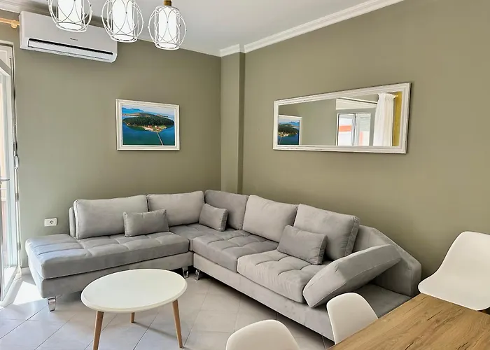 Sea Side Lungomare Apartment *